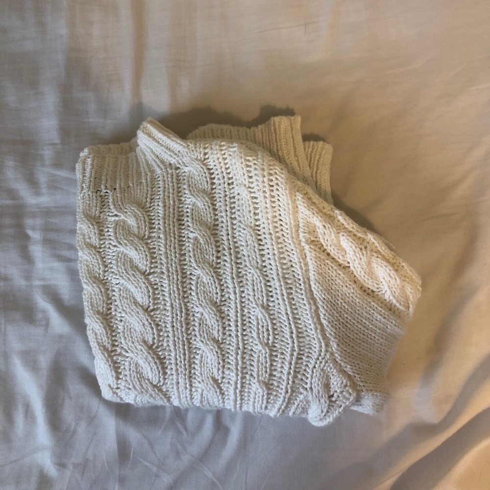 CABLE KNIT SWEATER